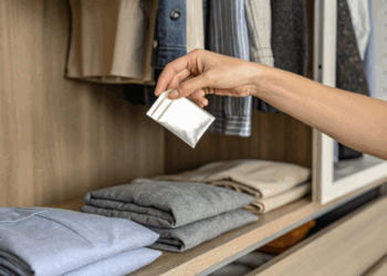 Armários cheirando mal? Um saquinho de café velho que você ia jogar fora muda tudo