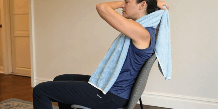 Como aliviar tensão e dores nos ombros usando apenas uma toalha em casa
