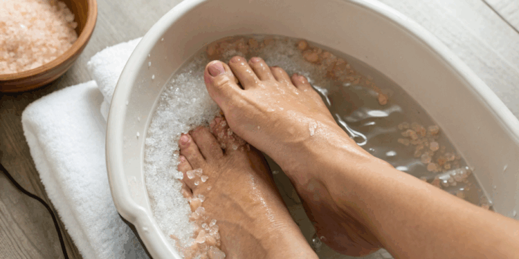 Pés inchados no fim do dia? Veja o método caseiro com apenas água e sal que alivia em minutos