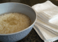 Não jogue fora o arroz empapado, veja o truque com papel toalha que salva a receita