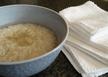 Não jogue fora o arroz empapado, veja o truque com papel toalha que salva a receita
