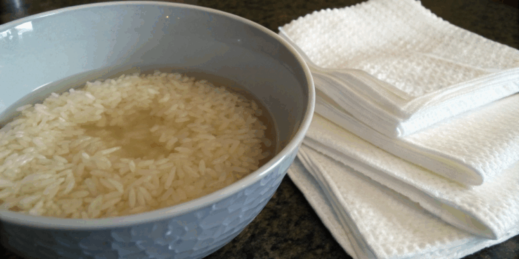 Não jogue fora o arroz empapado, veja o truque com papel toalha que salva a receita
