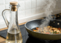 Cheiro de fritura na cozinha? O truque da avó com um copo de vinagre que elimina o mau cheiro