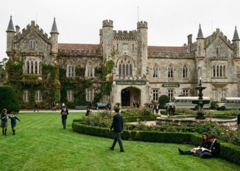 Completou 100 anos: a escola na zona norte que possui um castelo e famílias com até quatro gerações de alunos