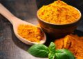 Dores nas juntas ao despertar? Veja como o potencial anti-inflamatório da cúrcuma age no seu corpo