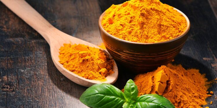Dores nas juntas ao despertar? Veja como o potencial anti-inflamatório da cúrcuma age no seu corpo