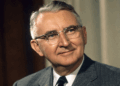 Dale Carnegie, especialista em relações humanas e comunicação: “A maioria das coisas importantes do mundo foi realizada por pessoas que continuaram tentando quando parecia não haver esperança.”