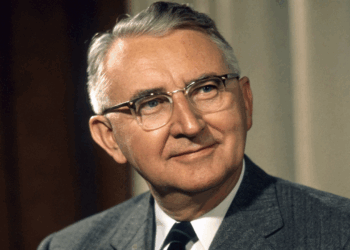 Dale Carnegie, especialista em relações humanas e comunicação: “A maioria das coisas importantes do mundo foi realizada por pessoas que continuaram tentando quando parecia não haver esperança.”