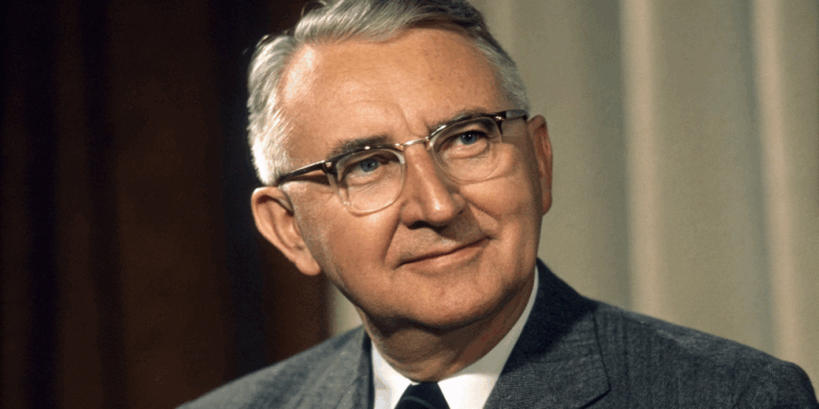 Dale Carnegie, especialista em relações humanas e comunicação: “A maioria das coisas importantes do mundo foi realizada por pessoas que continuaram tentando quando parecia não haver esperança.”