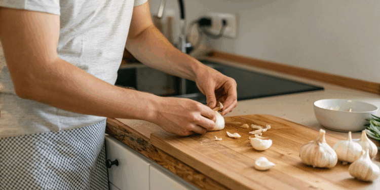 Como preparar alho em segundos sem faca e manter sabor e aroma intactos