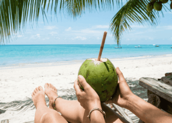 Água morna, piscinas naturais sem cheiro forte e hotéis perto da areia: o destino litorâneo brasileiro que cresceu entre turistas que evitam praias urbanas demais