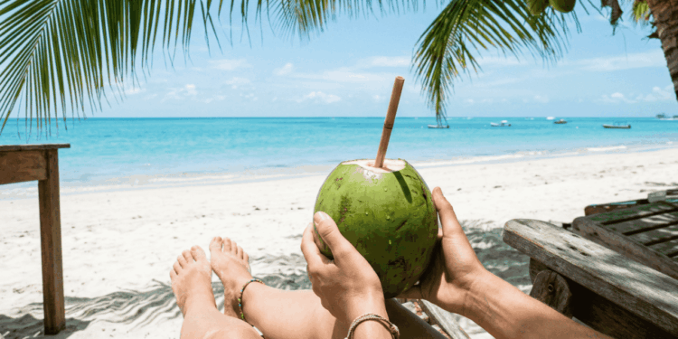 Água morna, piscinas naturais sem cheiro forte e hotéis perto da areia: o destino litorâneo brasileiro que cresceu entre turistas que evitam praias urbanas demais