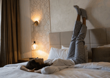 Está se sentindo inchada? Dormir assim pode aliviar pés e mãos pesados e melhorar seu bem-estar