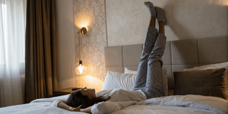 Está se sentindo inchada? Dormir assim pode aliviar pés e mãos pesados e melhorar seu bem-estar