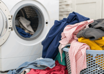 Você lava suas roupas errado e isso explica por que elas ficam manchadas e duram tão pouco