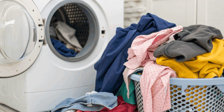 Você lava suas roupas errado e isso explica por que elas ficam manchadas e duram tão pouco