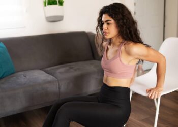 A fisgada nas costas ao levantar da cadeira tem solução e o segredo está nestes 5 minutos diários