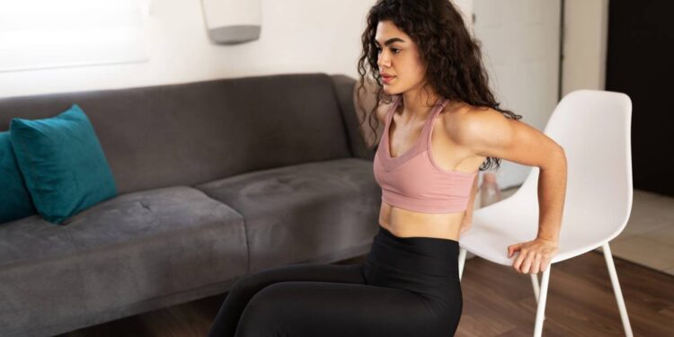 A fisgada nas costas ao levantar da cadeira tem solução e o segredo está nestes 5 minutos diários