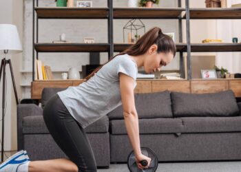 Dor nas costas ao varrer ou carregar compras? O sinal de alerta que seu abdômen está enviando