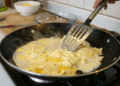 Como fazer ovo mexido não grudar na frigideira e ficar cremoso, com um truque simples de chef