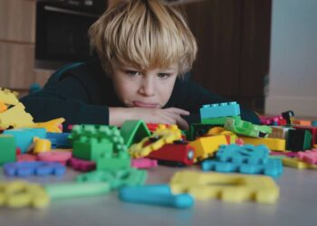 Crianças que lidam cedo com derrotas costumam crescer resilientes e com mentalidade de sucesso, segundo estudos psicológicos