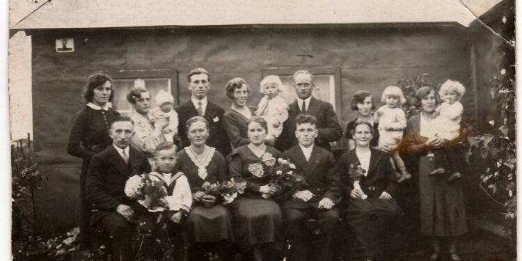 As pessoas nascidas nos anos 1950 parecem frias para muitos hoje, mas carregam uma força moldada por pais que precisaram sobreviver antes de sentir