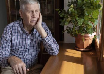 As pessoas nascidas nos anos 1950 parecem frias para muitos hoje, mas carregam uma força moldada por pais que precisaram sobreviver antes de sentir