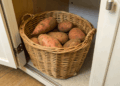 Cuidado com este lugar da cozinha onde guardar batatas pode acelerar o apodrecimento