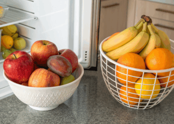 Nem geladeira, nem fruteira cheia demais: onde guardar suas frutas corretamente