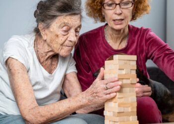 A psicologia explica que muitos idosos não se isolam, apenas deixam de investir em relações que não oferecem presença e significado