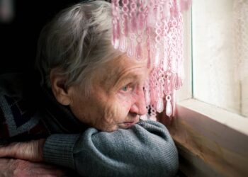 Psicologia afirma que o mais difícil de envelhecer não é o corpo mudar, mas deixar de ser visto como relevante