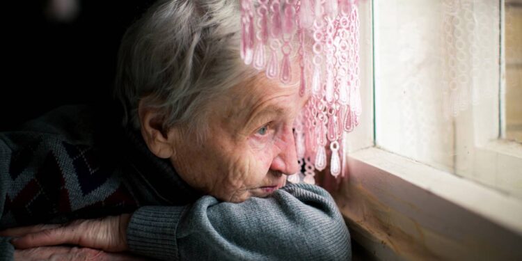 Psicologia afirma que o mais difícil de envelhecer não é o corpo mudar, mas deixar de ser visto como relevante