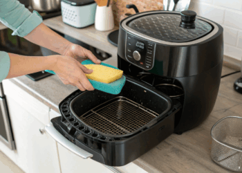 Gordura escondida na air fryer pode prejudicar alimentos e aparelho, saiba como limpar da maneira certa