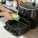 Gordura escondida na air fryer pode prejudicar alimentos e aparelho, saiba como limpar da maneira certa