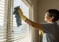 Cuidado com a poeira, persianas sujas podem prejudicar sua saúde e decoração, aprenda a limpar sem tirar do suporte