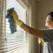 Cuidado com a poeira, persianas sujas podem prejudicar sua saúde e decoração, aprenda a limpar sem tirar do suporte