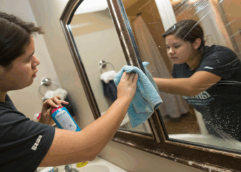 Você limpa o espelho, mas ele continua manchado? O erro pode estar nos produtos usados