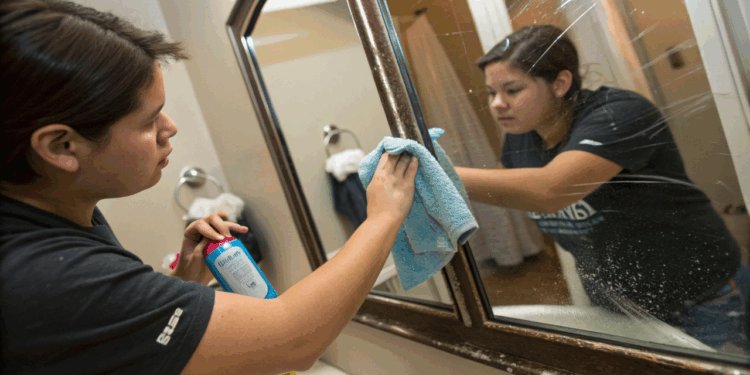 Você limpa o espelho, mas ele continua manchado? O erro pode estar nos produtos usados