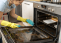 Seu forno está com sujeira encrostada? A receitinha de derrete gordura natural remove sem produtos químicos