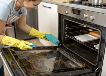 Seu forno está com sujeira encrostada? A receitinha de derrete gordura natural remove sem produtos químicos