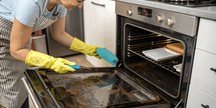 Seu forno está com sujeira encrostada? A receitinha de derrete gordura natural remove sem produtos químicos