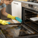Seu forno está com sujeira encrostada? A receitinha de derrete gordura natural remove sem produtos químicos