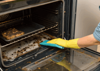 Nem detergente nem desengordurante, receitinha caseira com 3 ingredientes que elimina a gordura do forno