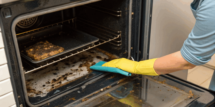 Nem detergente nem desengordurante, receitinha caseira com 3 ingredientes que elimina a gordura do forno