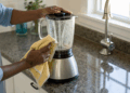 Como limpar o liquidificador sem desmontar nada e evitar que a sujeira fique grudada