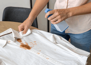 Derramou café na roupa? Saiba como salvar suas roupas sem produtos caros com receitinha caseira