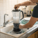 Como limpar o seu liquidificador em 30 segundos sem esforço usando água e detergente