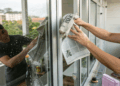 Como limpar vidros e espelhos usando apenas jornal e água sem manchas e riscos em casa