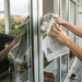 Como limpar vidros e espelhos usando apenas jornal e água sem manchas e riscos em casa