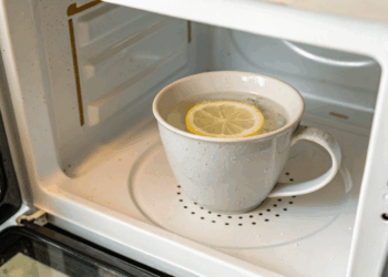 Micro-ondas engordurado e com cheiro forte, receitinha caseira de água e limão resolve